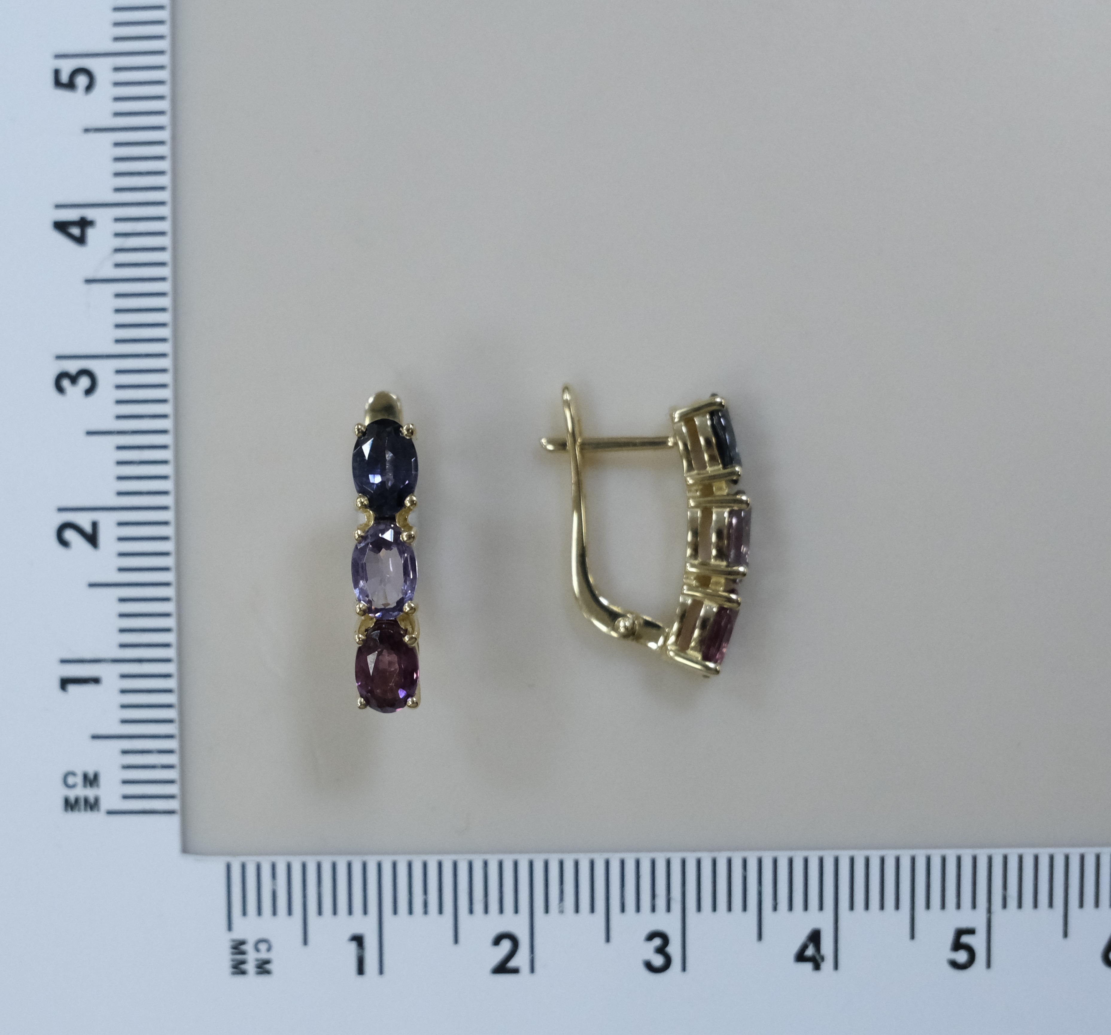 Серьги из желтого золота с цветной шпинелью